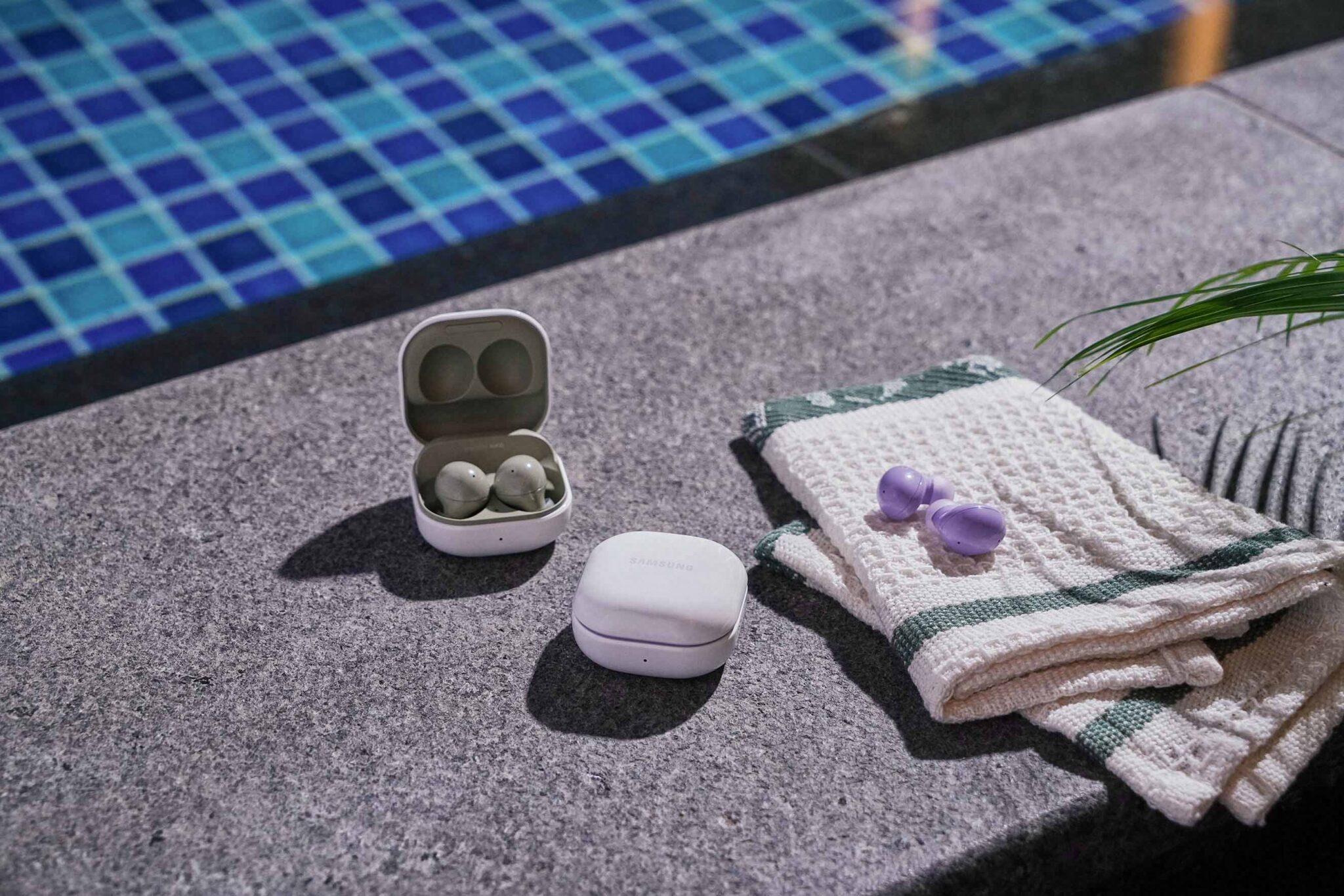 Samsung Galaxy Buds2和Galaxy Watch4系列大马售价公布:售RM499起,8月19日开放预购!可享最高RM250优惠券! 4 03 03 lifestyle galaxybuds2 lavender olive L 2048x1366 1