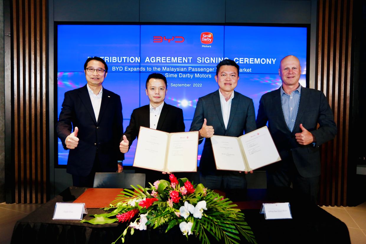 BYD比亚迪进军大马!Sime Darby Motors与比亚迪签署分销协议:在大马代理销售车款是ATTO 3及e6 2 BYD SDM 1