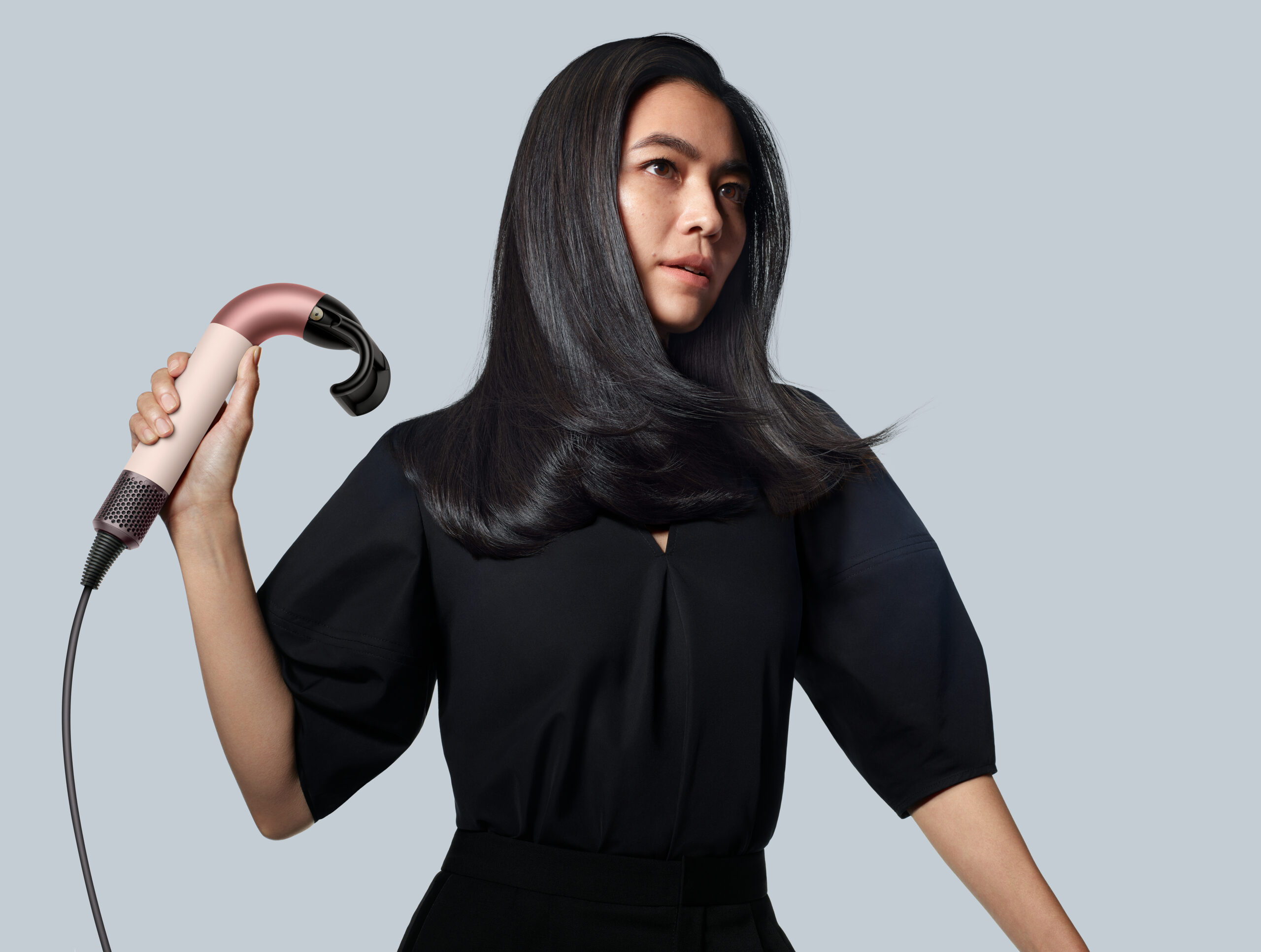 专业发型师力荐!!Dyson Supersonic r™吹风机即将来马:更轻更强更智能,轻松打造沙龙级造型! 17 Supersonic r Model InUse Type1 LongStraight FlyAwayAttach 1 scaled
