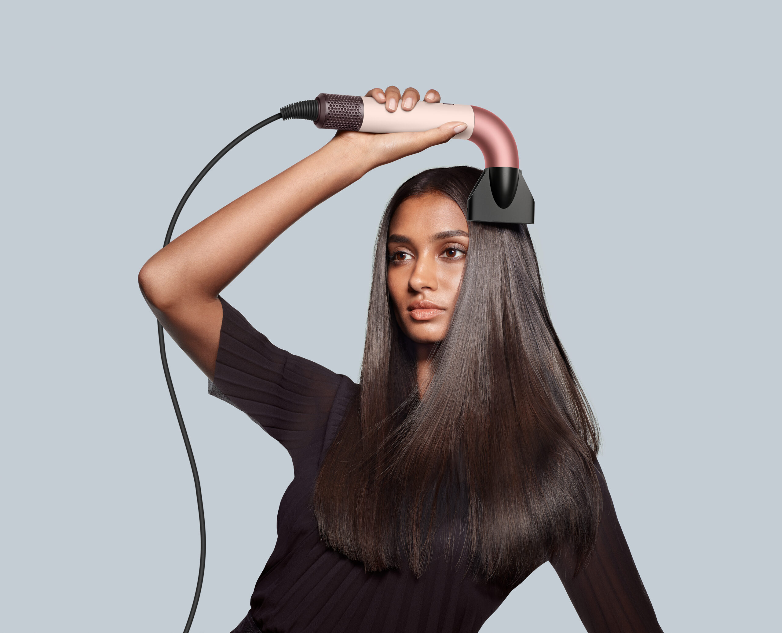 专业发型师力荐!!Dyson Supersonic r™吹风机即将来马:更轻更强更智能,轻松打造沙龙级造型! 12 Supersonic r Model InUse Type1 LongStraight ProConcentrator 1 1 scaled