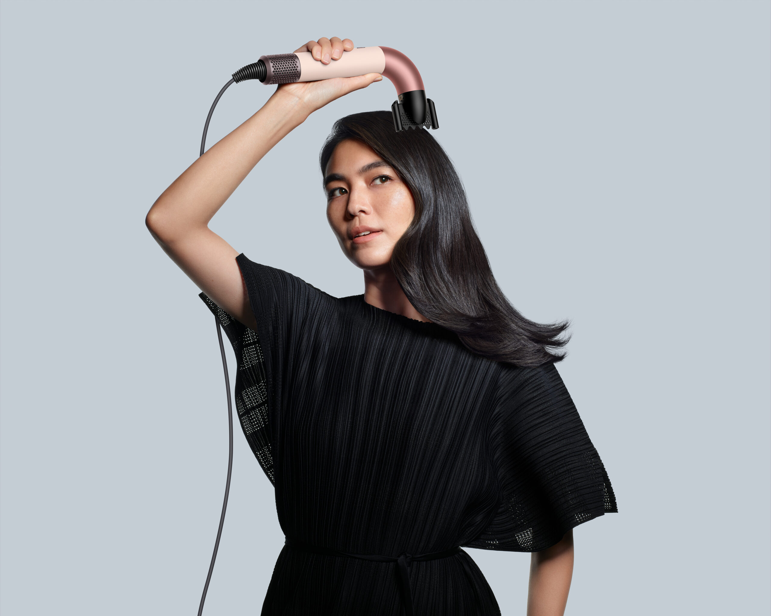 专业发型师力荐!!Dyson Supersonic r™吹风机即将来马:更轻更强更智能,轻松打造沙龙级造型! 15 Supersonic r Model InUse Type1 LongStraight SmoothNozzle 1 scaled