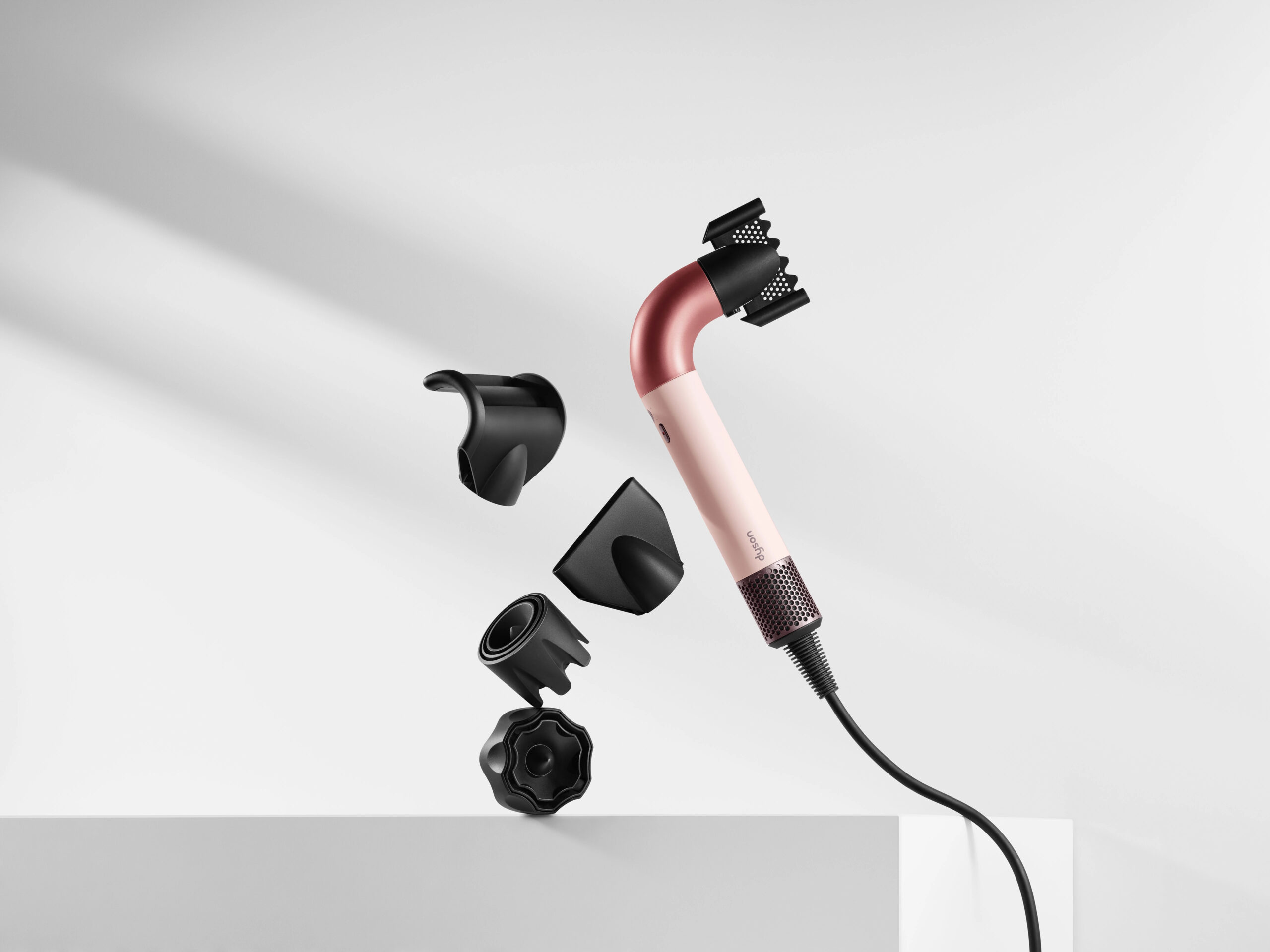 专业发型师力荐!!Dyson Supersonic r™吹风机即将来马:更轻更强更智能,轻松打造沙龙级造型! 7 Supersonic r StillLife East SmoothNozzle 1 scaled