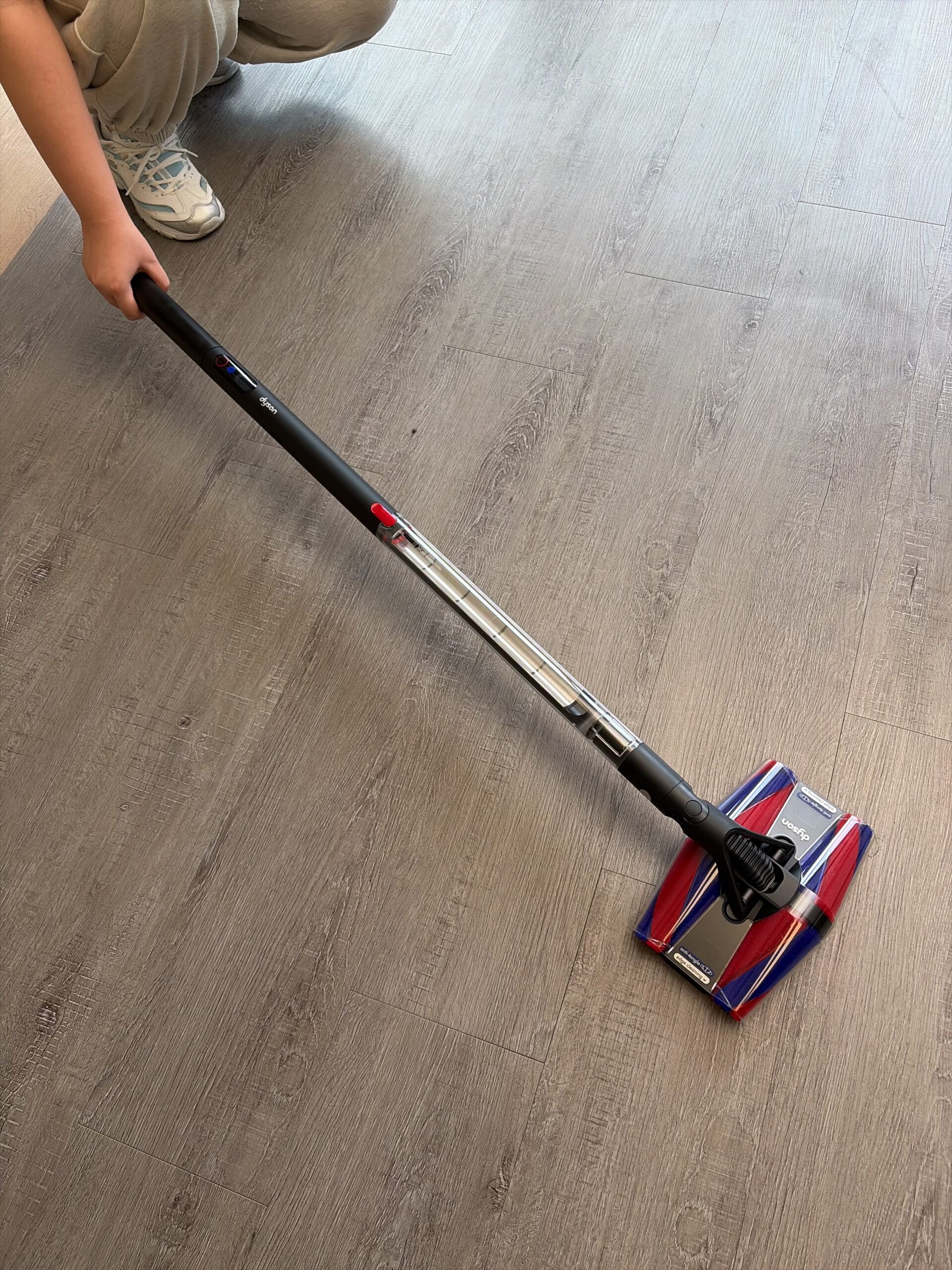 扫把棍❌吸尘机✅ Dyson PencilVac 体验:集尘仓容量大、头发不缠绕,可惜只能用30分钟 22 IMG 2059 scaled